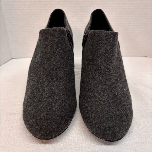 Liz Claiborne Gray and Black Heeled Booties with Sturdy Medium Heel - Picture 4 of 12